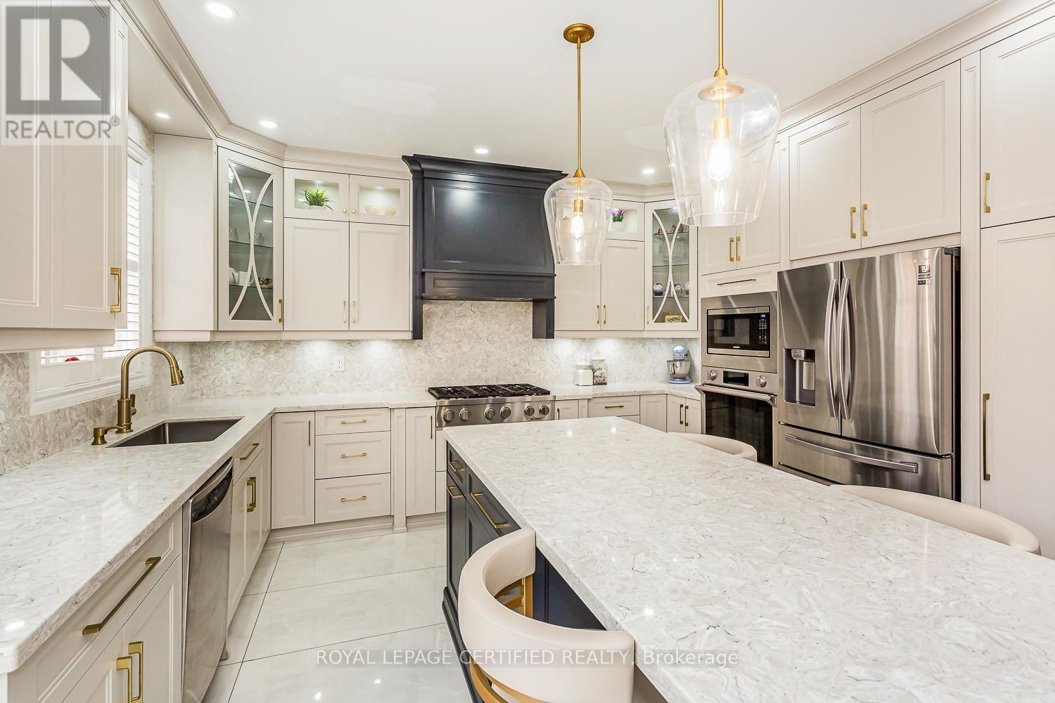 3226 Paul Henderson Drive, Mississauga, ON - Indoor Photo Showing Kitchen With Upgraded Kitchen
