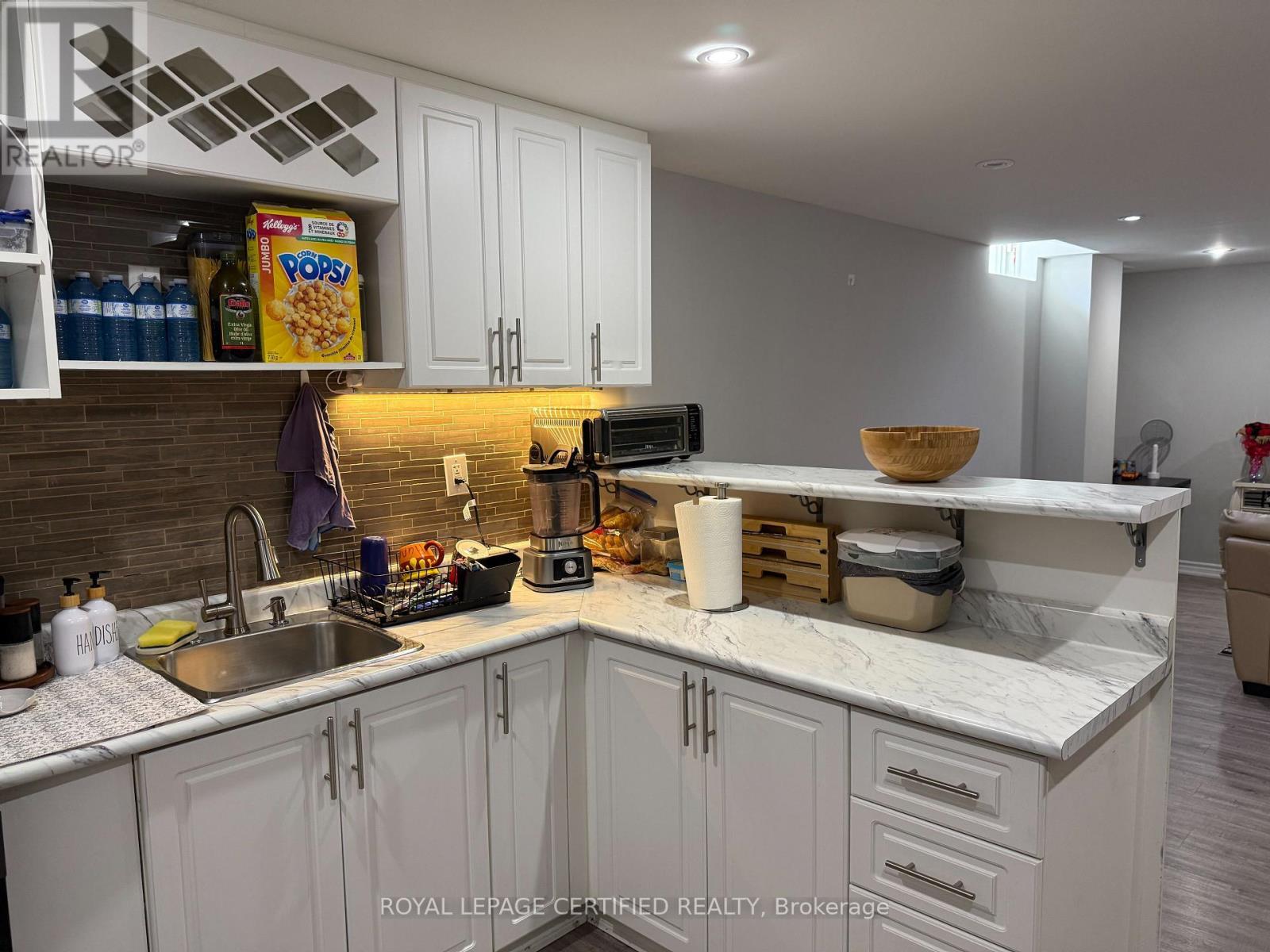 3226 Paul Henderson Drive, Mississauga, ON - Indoor Photo Showing Kitchen