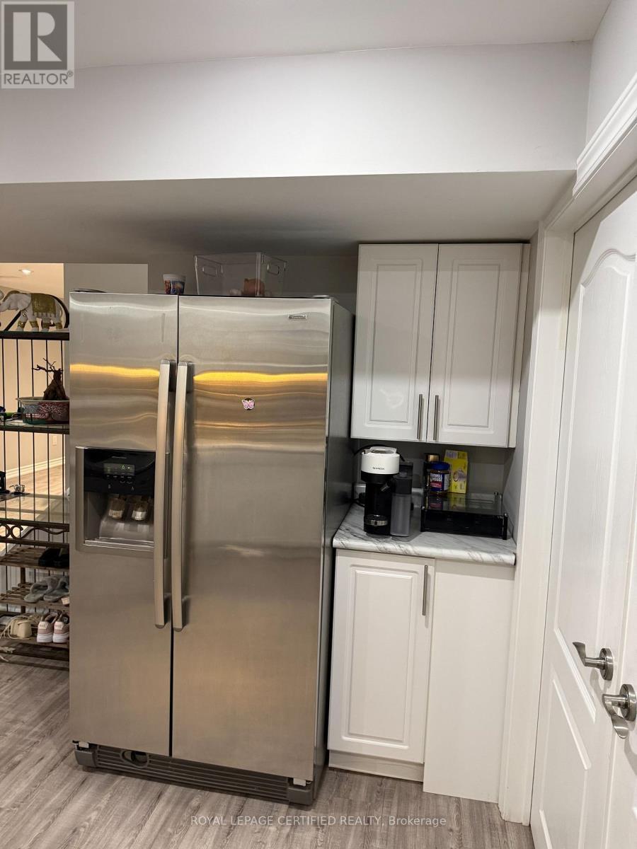 3226 Paul Henderson Drive, Mississauga, ON - Indoor Photo Showing Kitchen