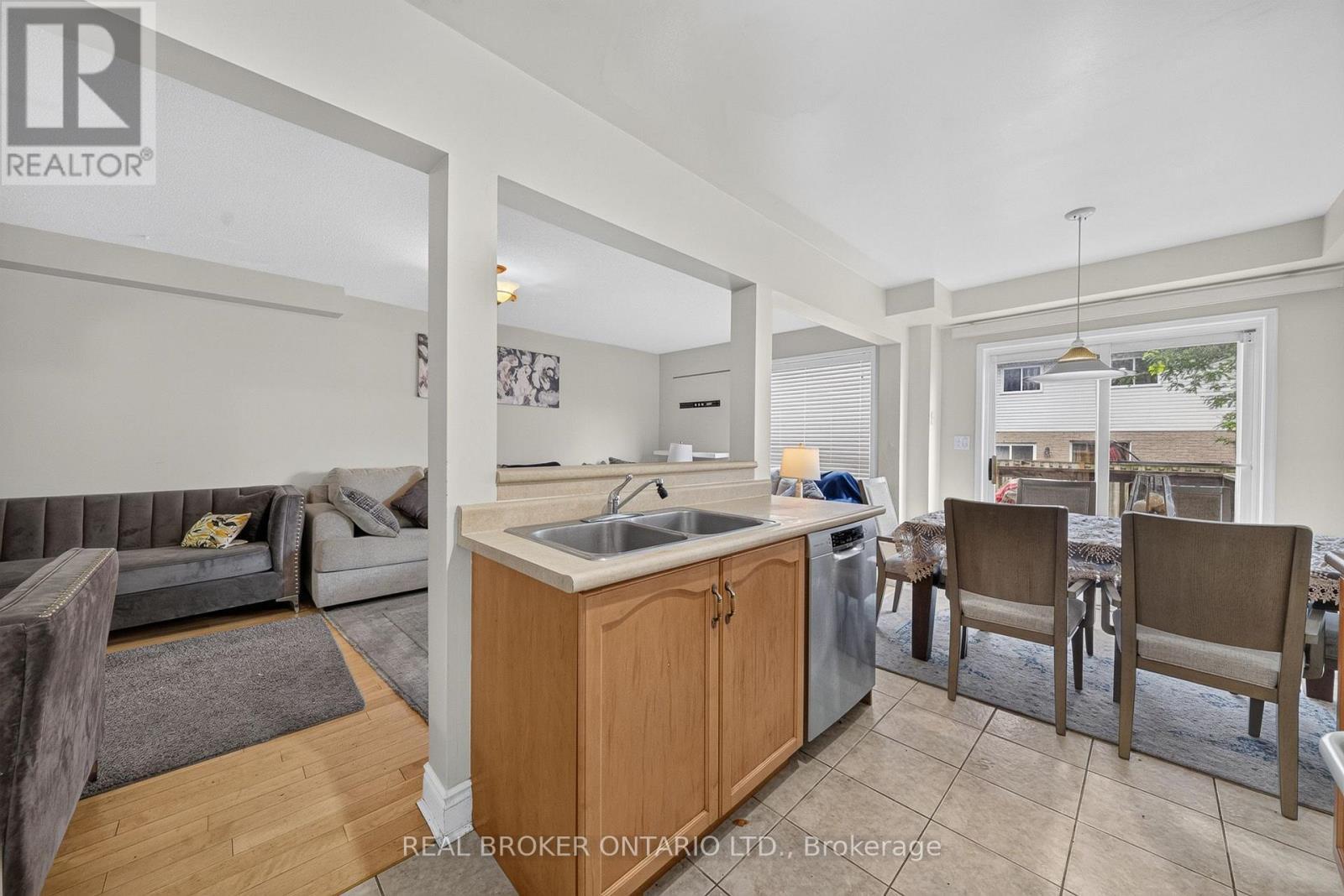77 - 800 Paramount Drive, Hamilton, ON - Indoor Photo Showing Kitchen With Double Sink
