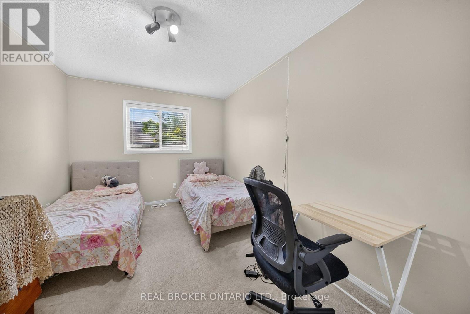 77 - 800 Paramount Drive, Hamilton, ON - Indoor Photo Showing Bedroom