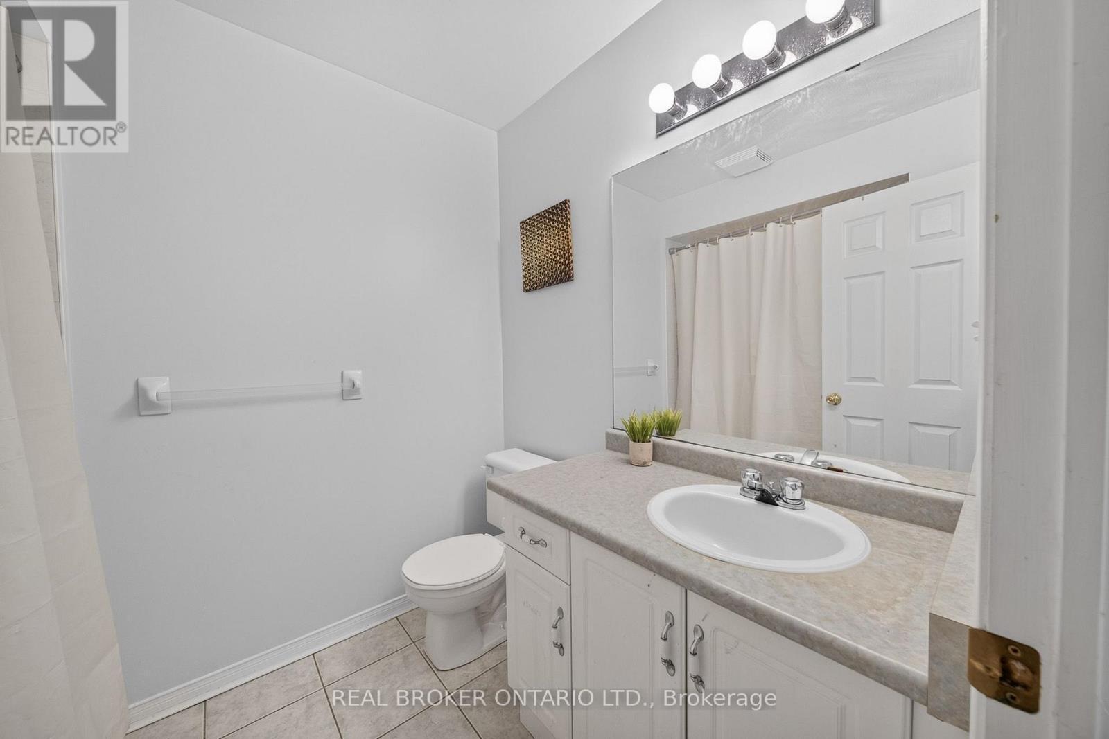 77 - 800 Paramount Drive, Hamilton, ON - Indoor Photo Showing Bathroom