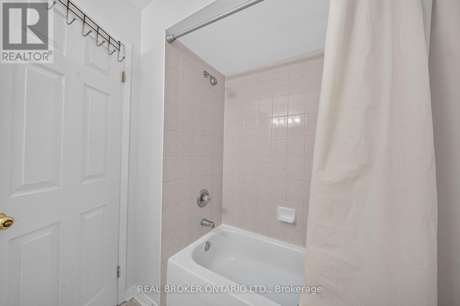 77 - 800 Paramount Drive, Hamilton, ON - Indoor Photo Showing Bathroom