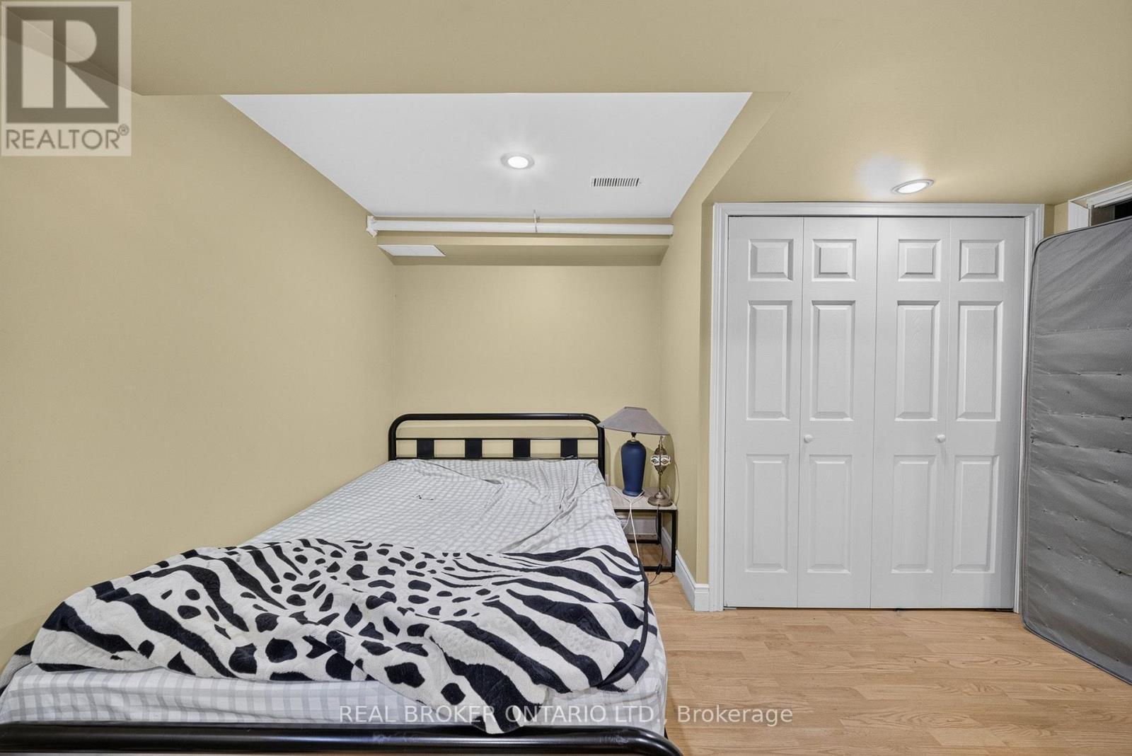 77 - 800 Paramount Drive, Hamilton, ON - Indoor Photo Showing Bedroom
