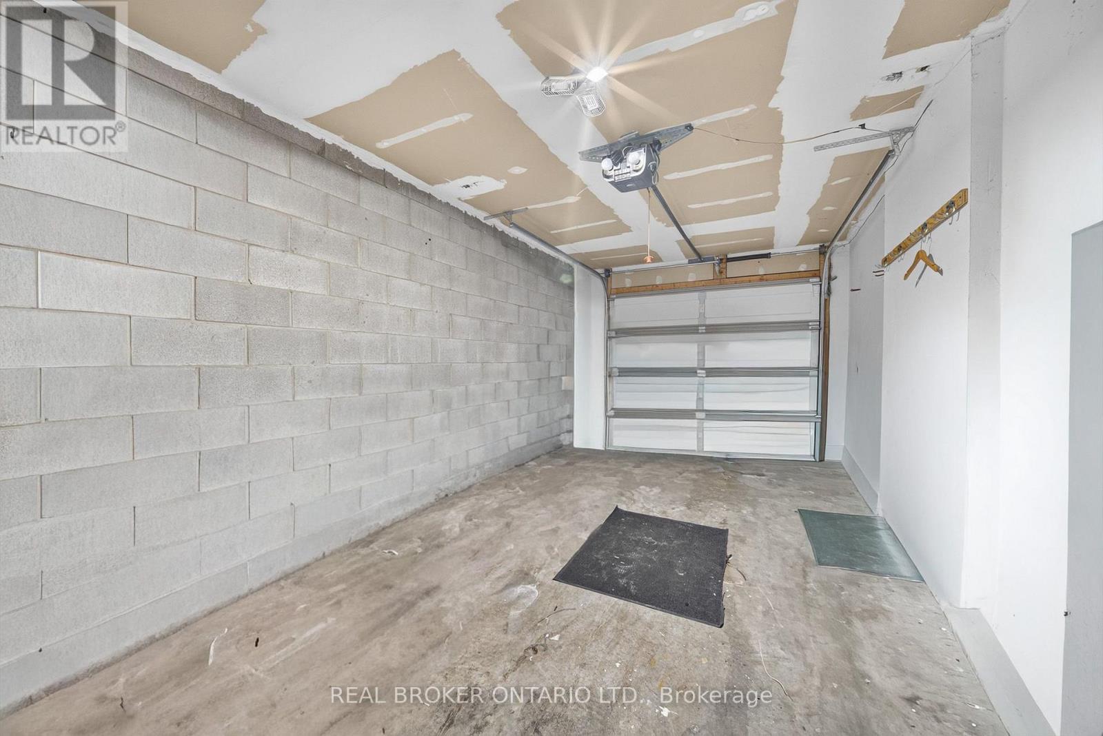77 - 800 Paramount Drive, Hamilton, ON - Indoor Photo Showing Garage