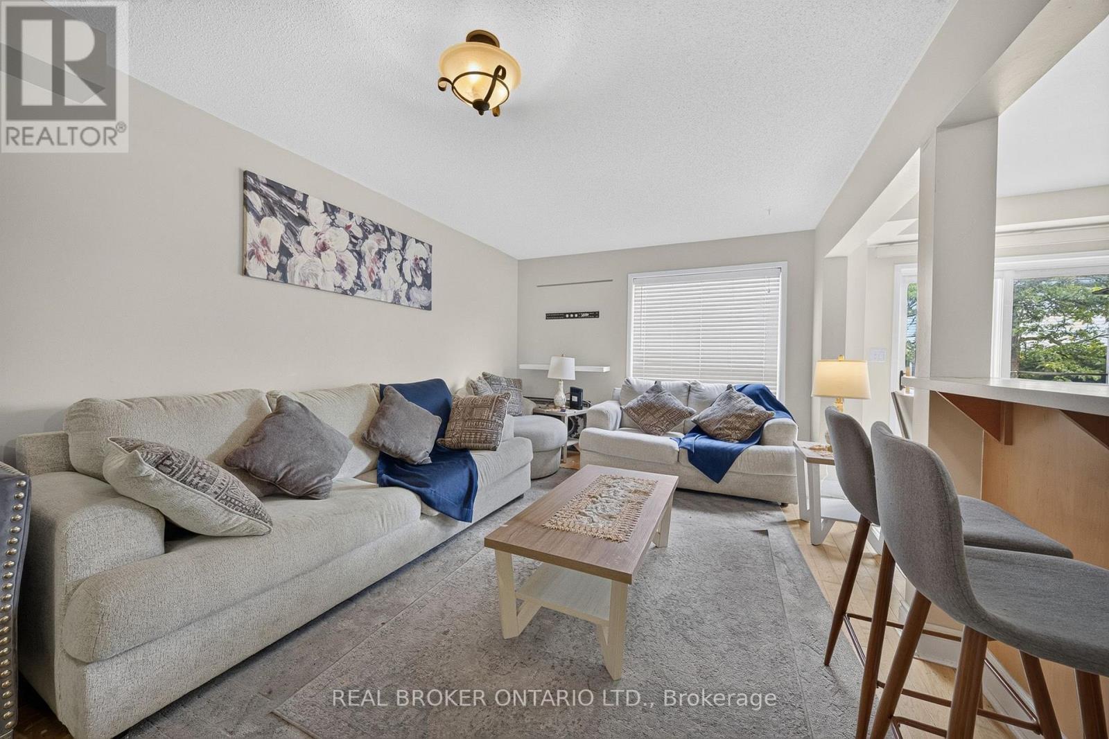77 - 800 Paramount Drive, Hamilton, ON - Indoor Photo Showing Living Room