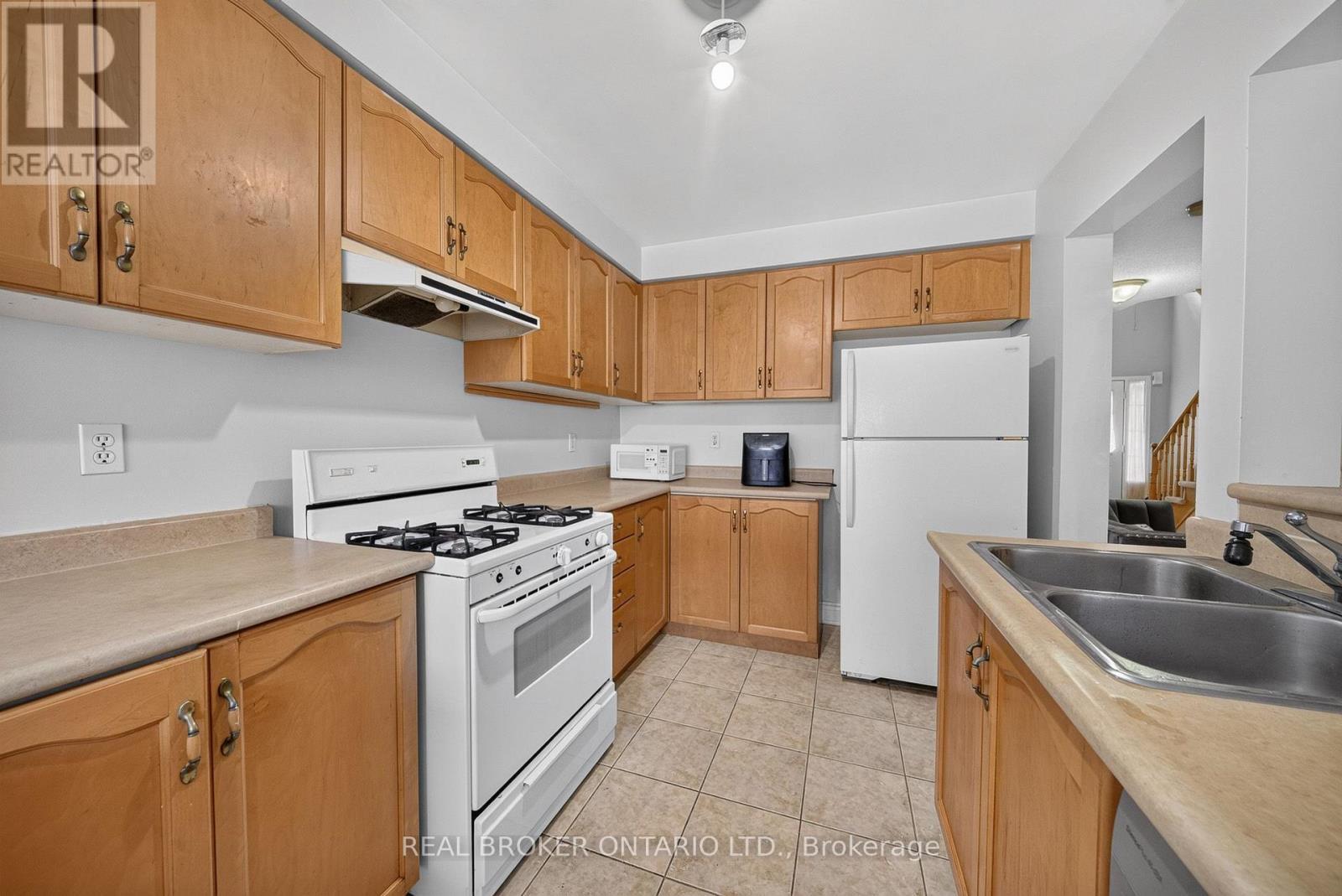 77 - 800 Paramount Drive, Hamilton, ON - Indoor Photo Showing Kitchen With Double Sink