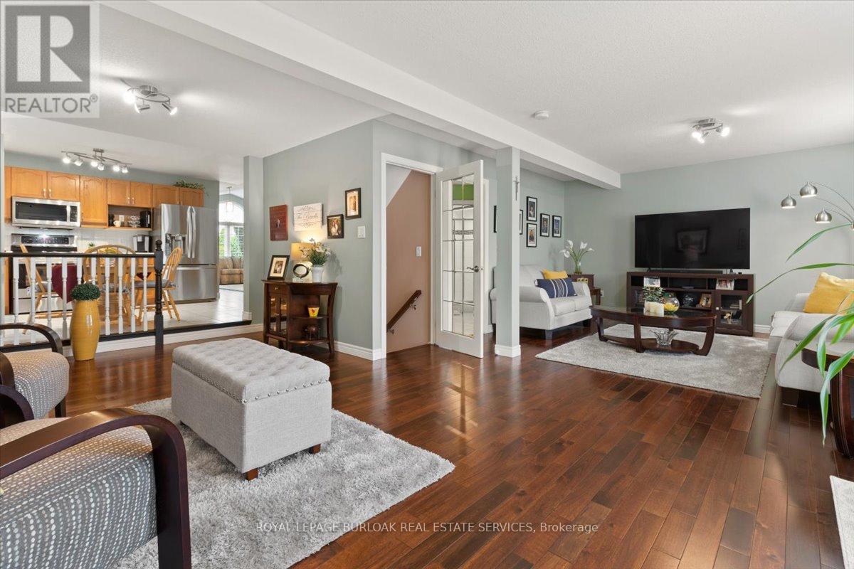 40 Bridgette Drive, Hamilton, ON - Indoor Photo Showing Living Room