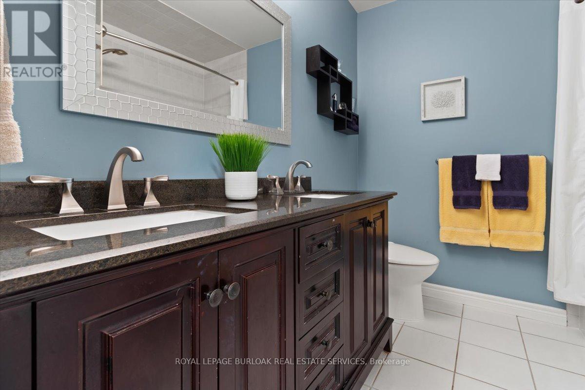 40 Bridgette Drive, Hamilton, ON - Indoor Photo Showing Bathroom