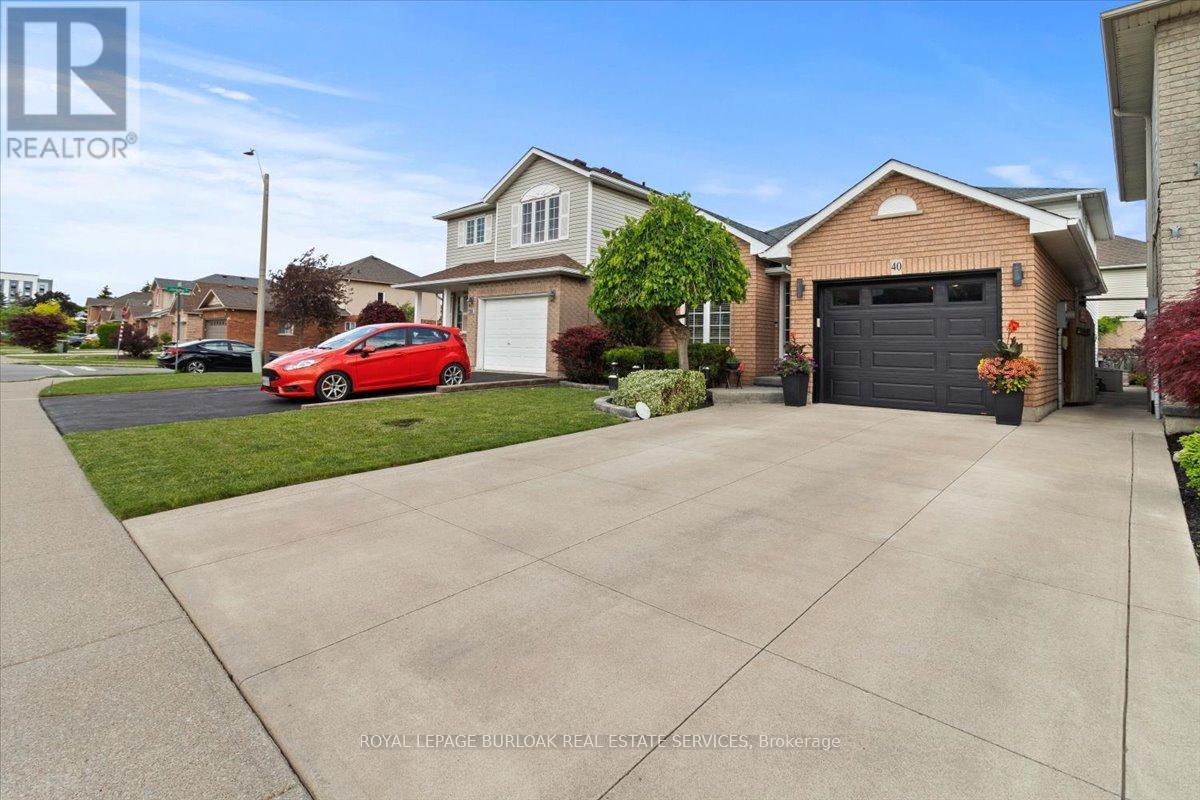 40 Bridgette Drive, Hamilton, ON - Outdoor With Facade