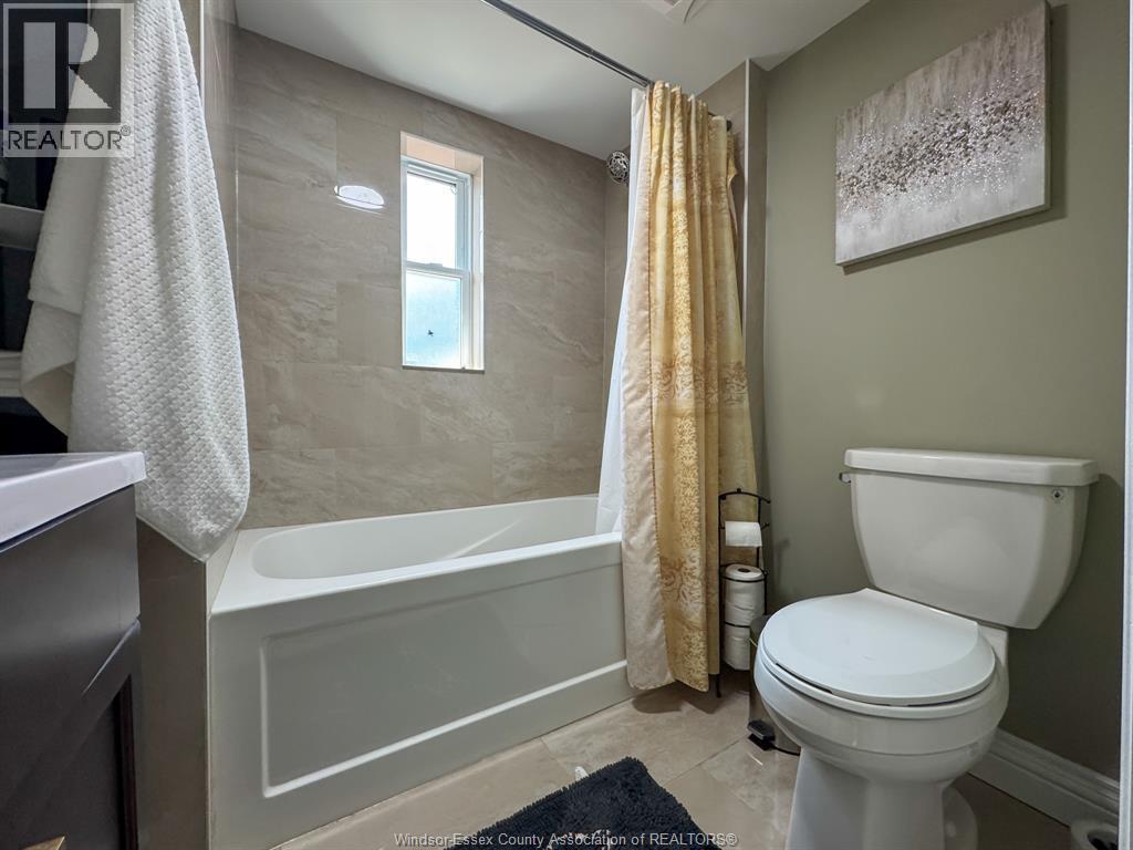 1720 Marentette Avenue, Windsor, ON - Indoor Photo Showing Bathroom