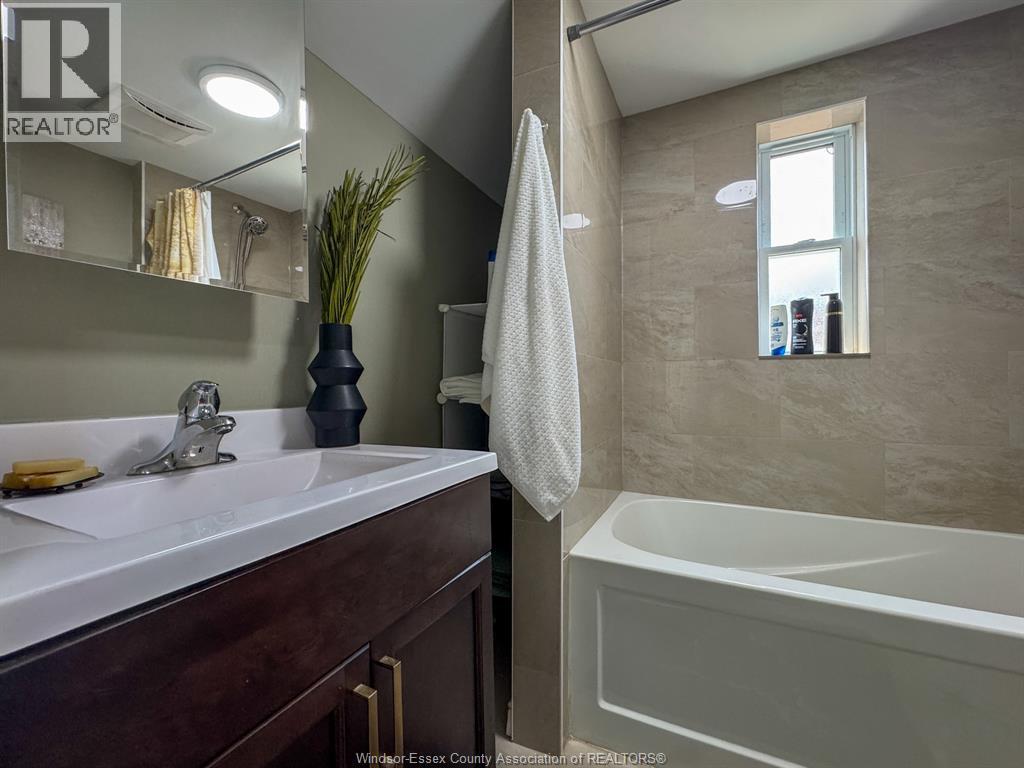 1720 Marentette Avenue, Windsor, ON - Indoor Photo Showing Bathroom