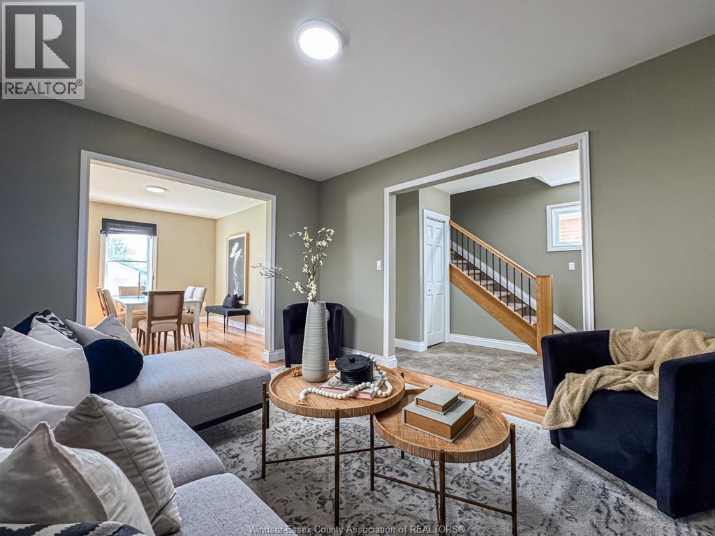 1720 Marentette Avenue, Windsor, ON - Indoor Photo Showing Living Room