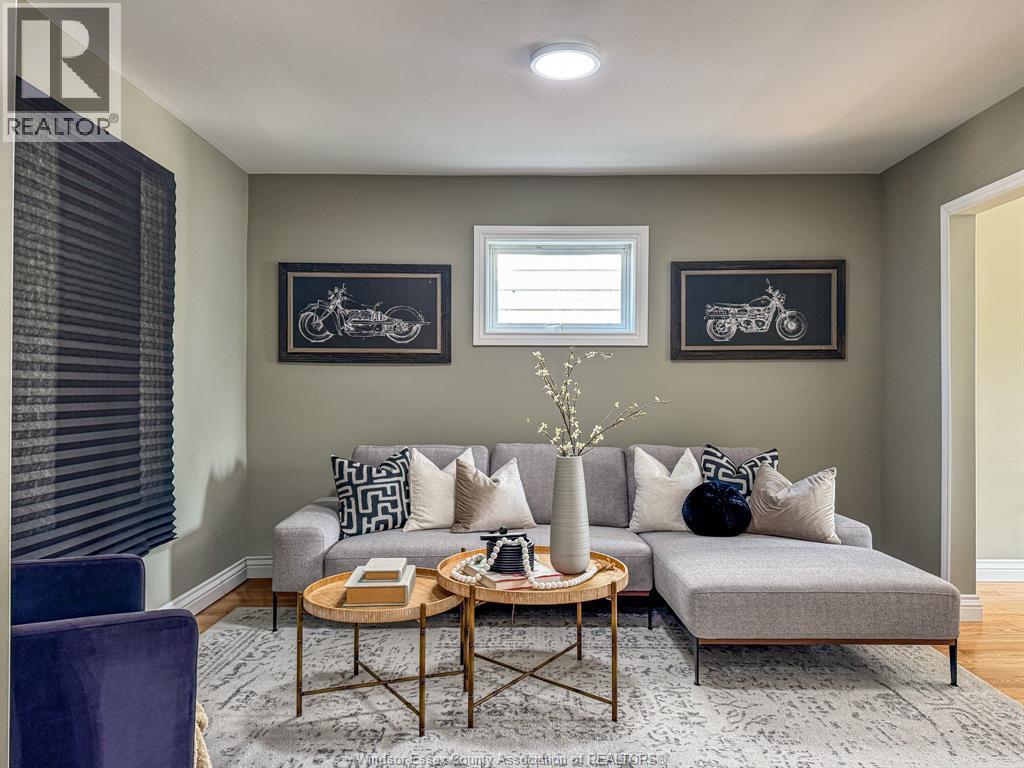 1720 Marentette Avenue, Windsor, ON - Indoor Photo Showing Living Room