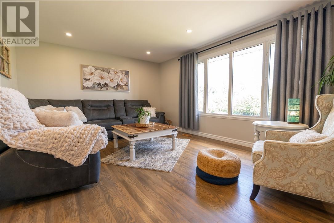 189 Rayside Avenue, Azilda, ON - Indoor Photo Showing Living Room