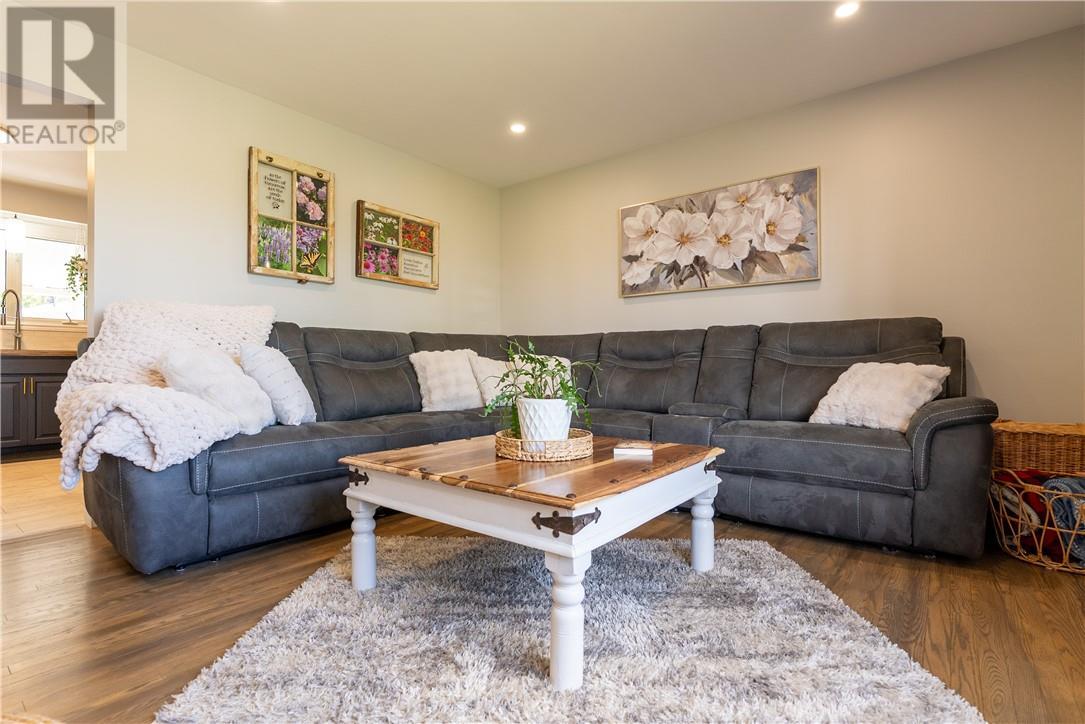 189 Rayside Avenue, Azilda, ON - Indoor Photo Showing Living Room
