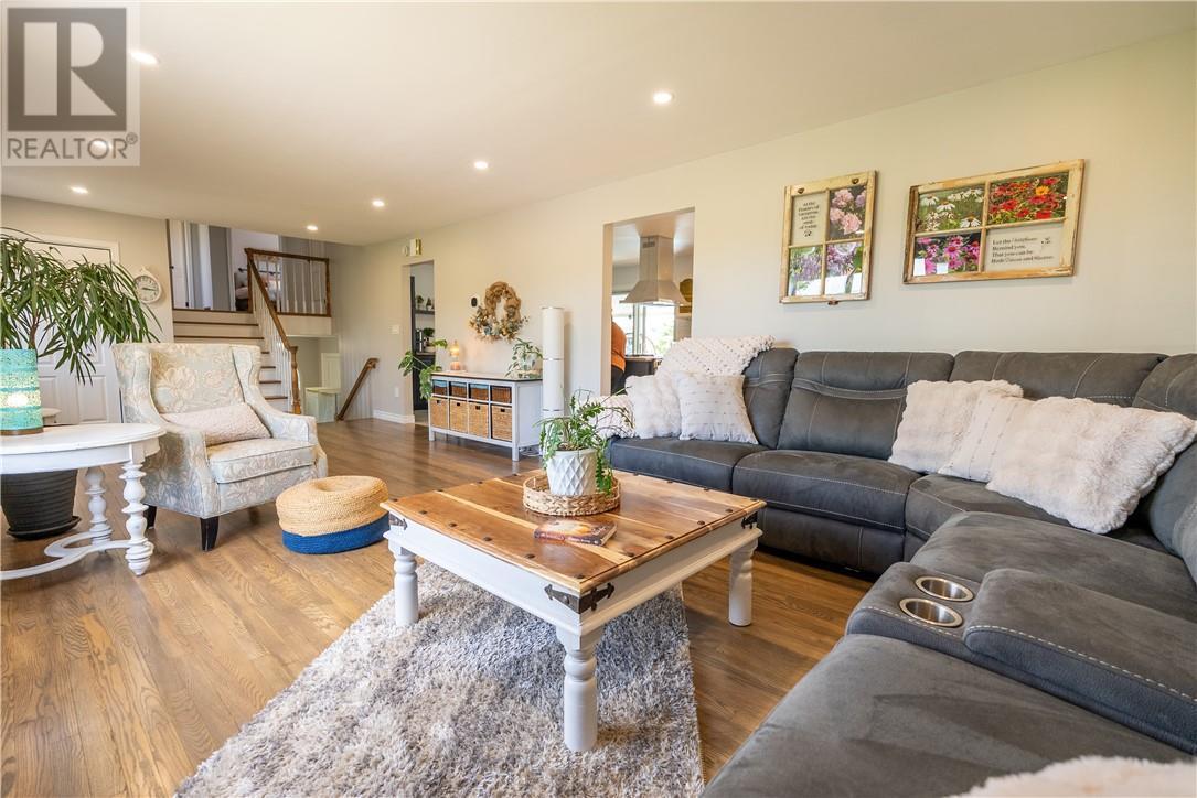 189 Rayside Avenue, Azilda, ON - Indoor Photo Showing Living Room