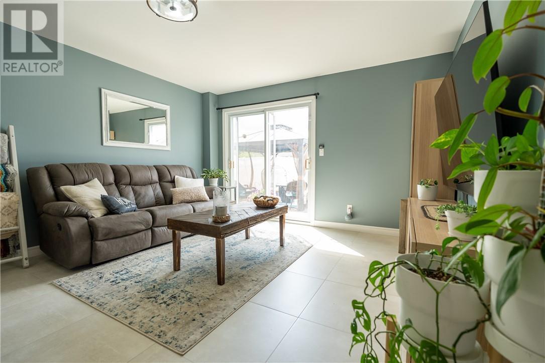 189 Rayside Avenue, Azilda, ON - Indoor Photo Showing Living Room