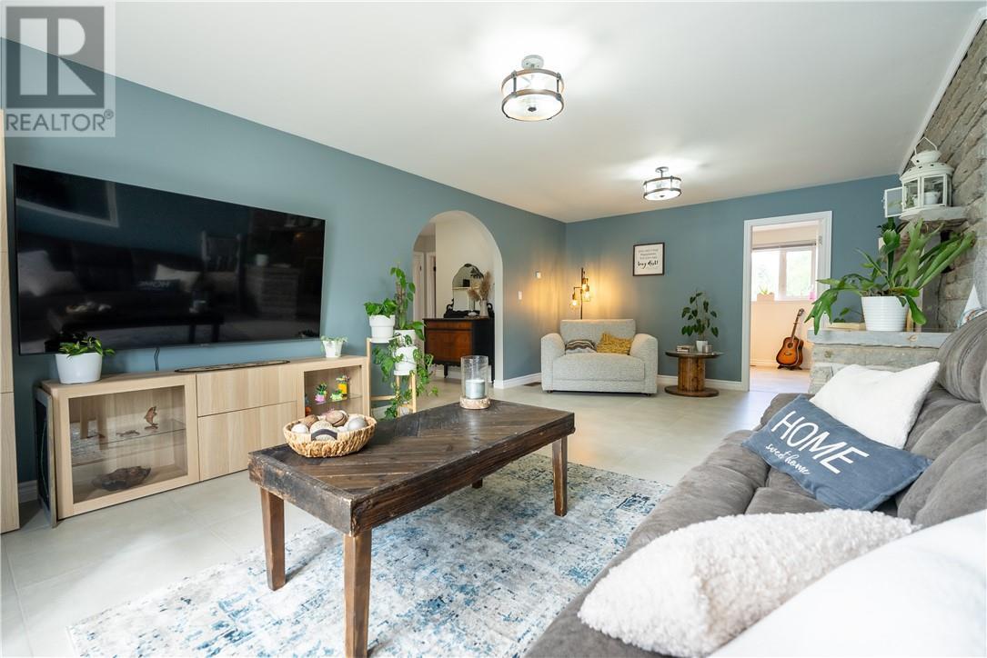 189 Rayside Avenue, Azilda, ON - Indoor Photo Showing Living Room