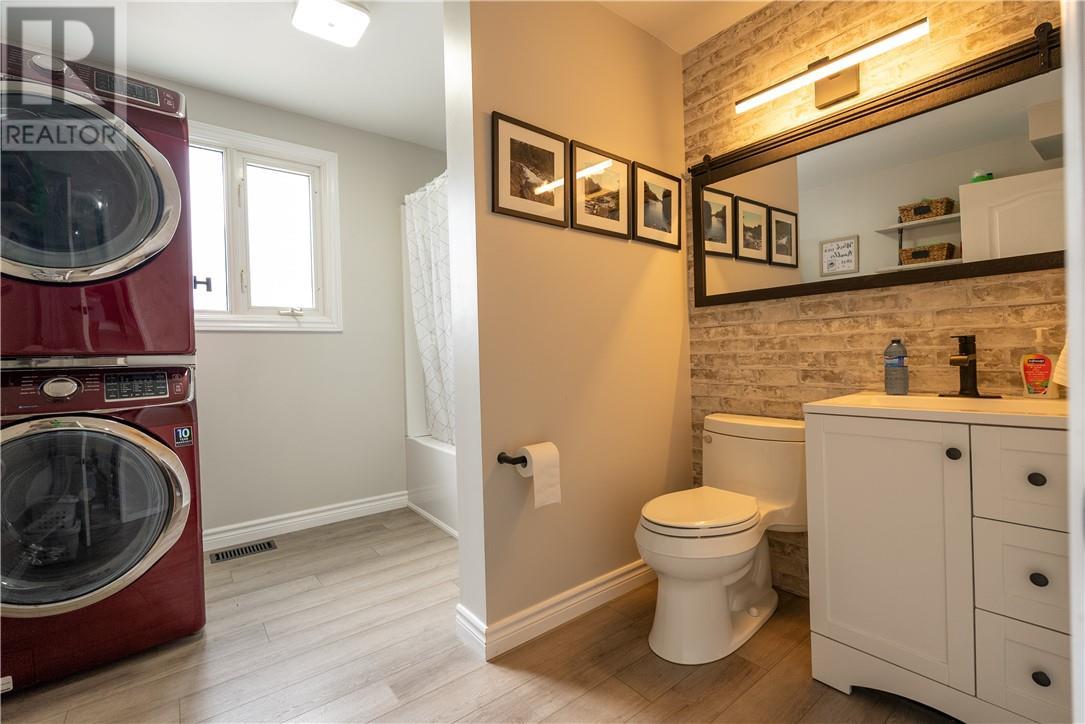189 Rayside Avenue, Azilda, ON - Indoor Photo Showing Laundry Room