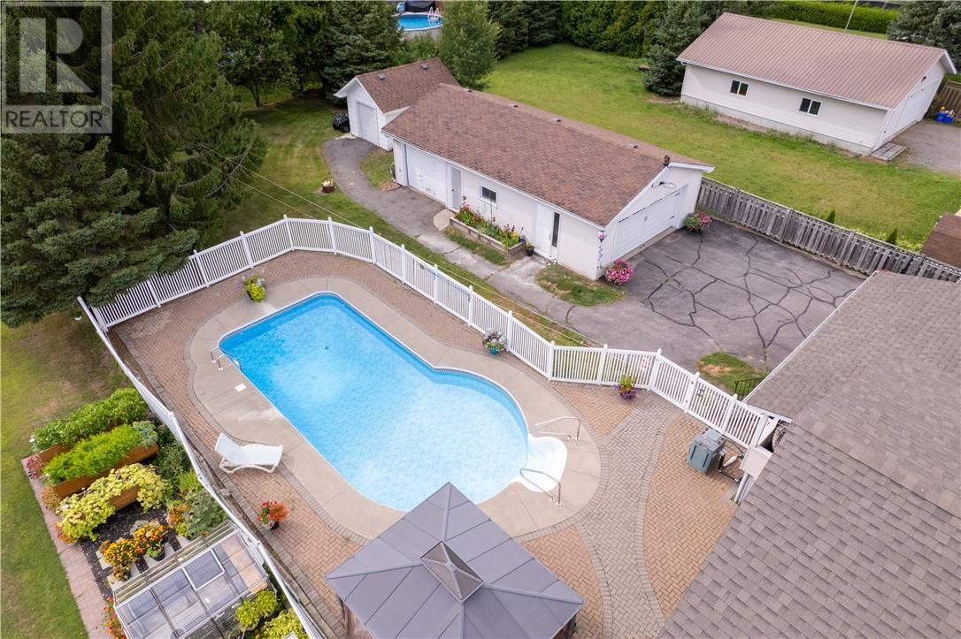 189 Rayside Avenue, Azilda, ON - Outdoor With In Ground Pool