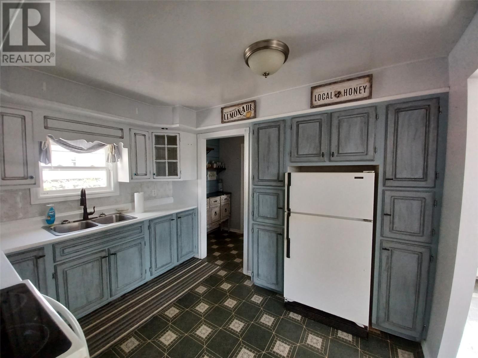 124 Riverside Road E, Glovertown, NL - Indoor Photo Showing Kitchen With Double Sink