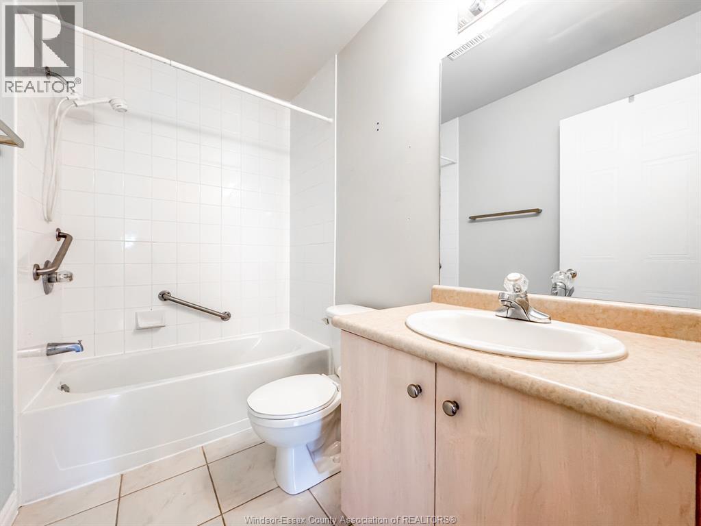 1655 Grand Marais Unit# 310, Windsor, ON - Indoor Photo Showing Bathroom
