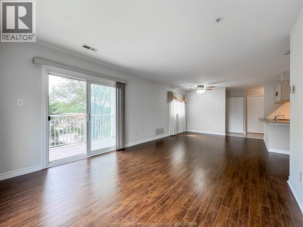 1655 Grand Marais Unit# 310, Windsor, ON - Indoor Photo Showing Living Room