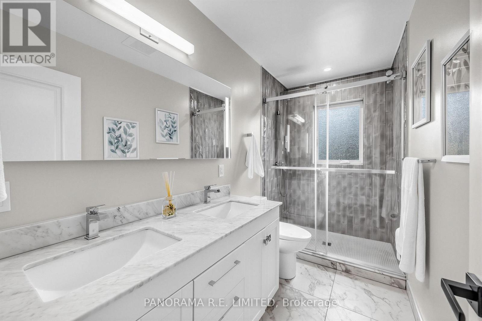 14 Agar Crescent, Toronto, ON - Indoor Photo Showing Bathroom