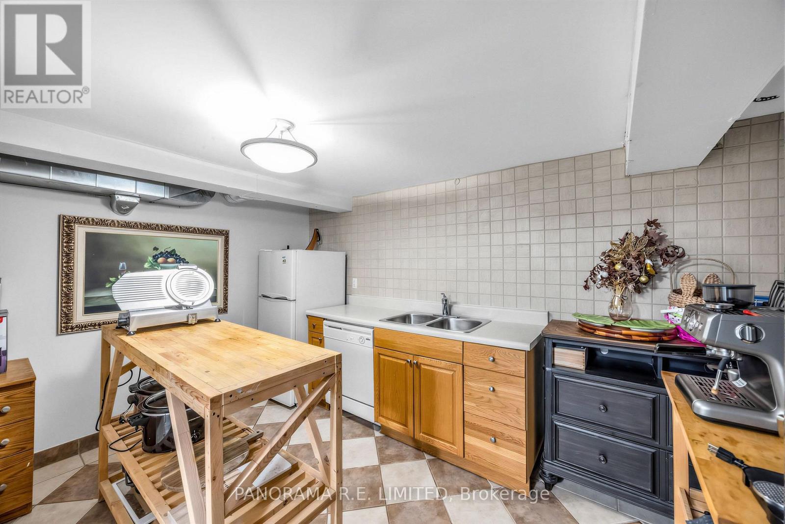 14 Agar Crescent, Toronto, ON - Indoor Photo Showing Kitchen With Double Sink