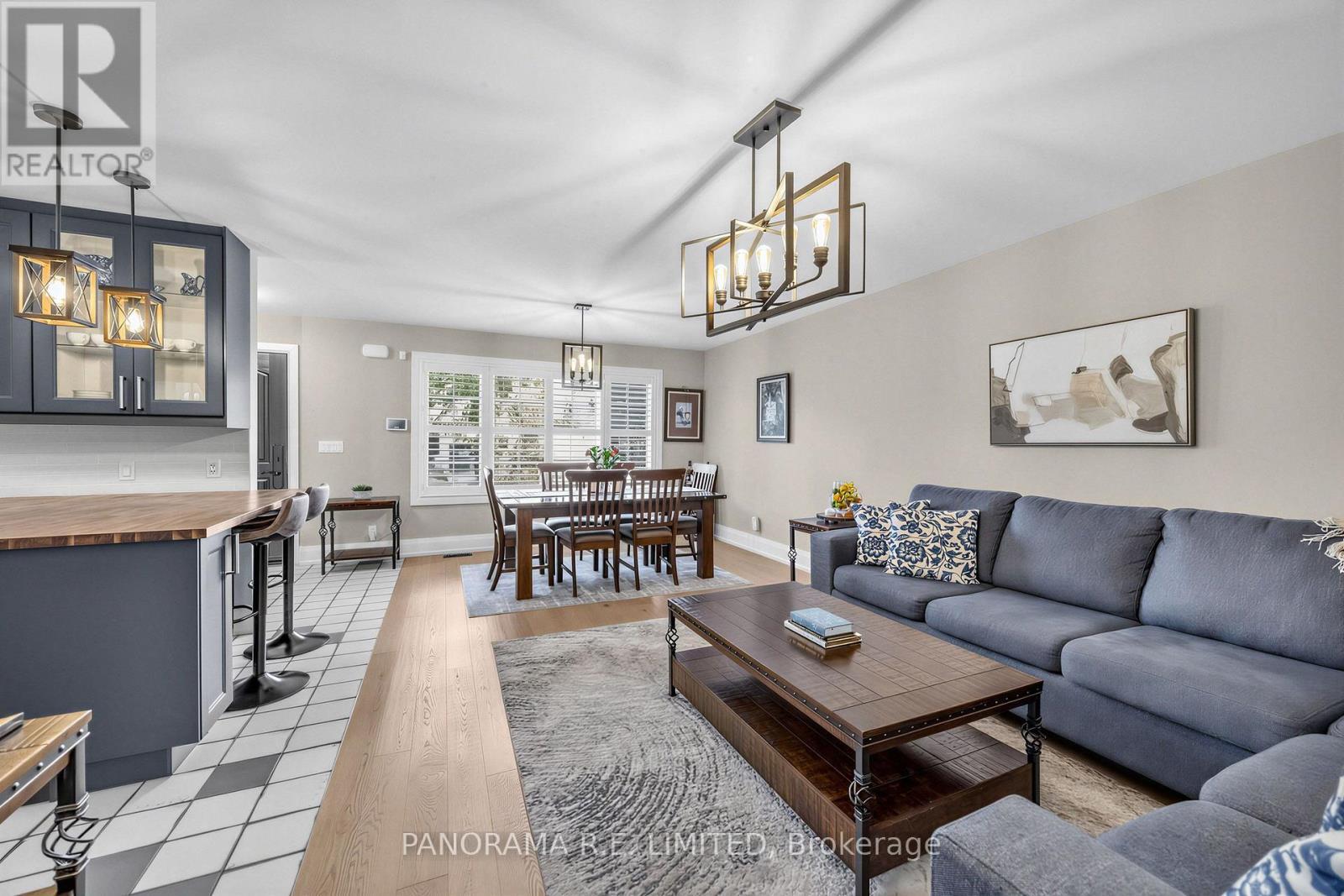 14 Agar Crescent, Toronto, ON - Indoor Photo Showing Living Room
