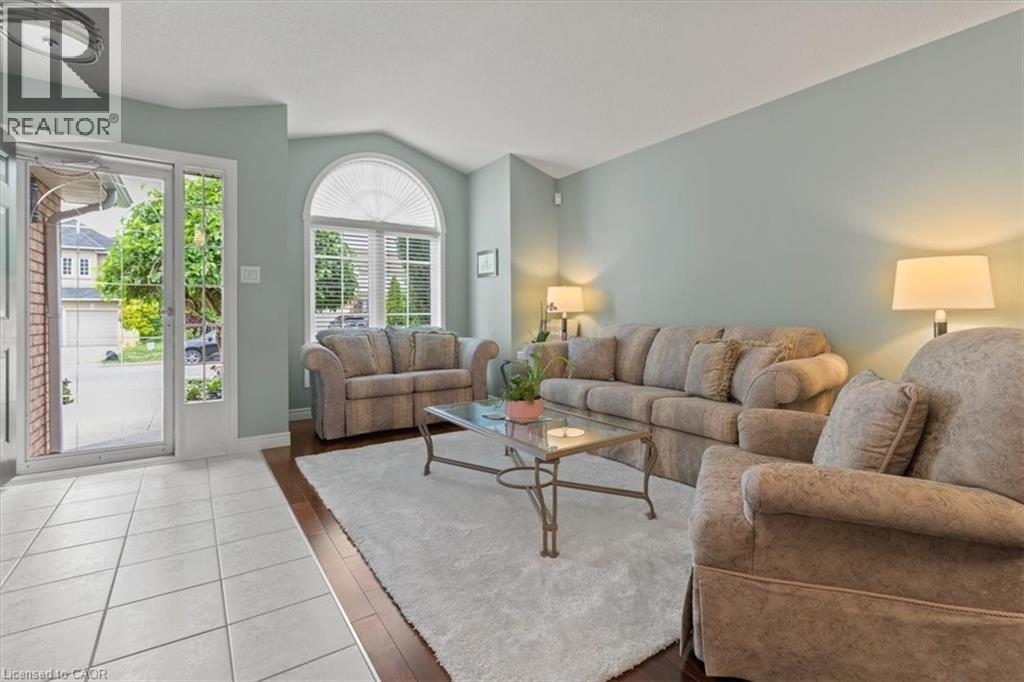 40 Bridgette Drive, Hamilton, ON - Indoor Photo Showing Living Room