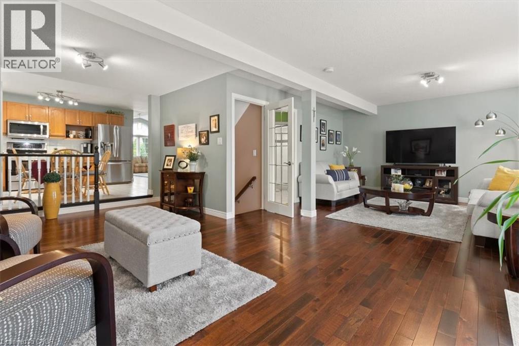 40 Bridgette Drive, Hamilton, ON - Indoor Photo Showing Living Room