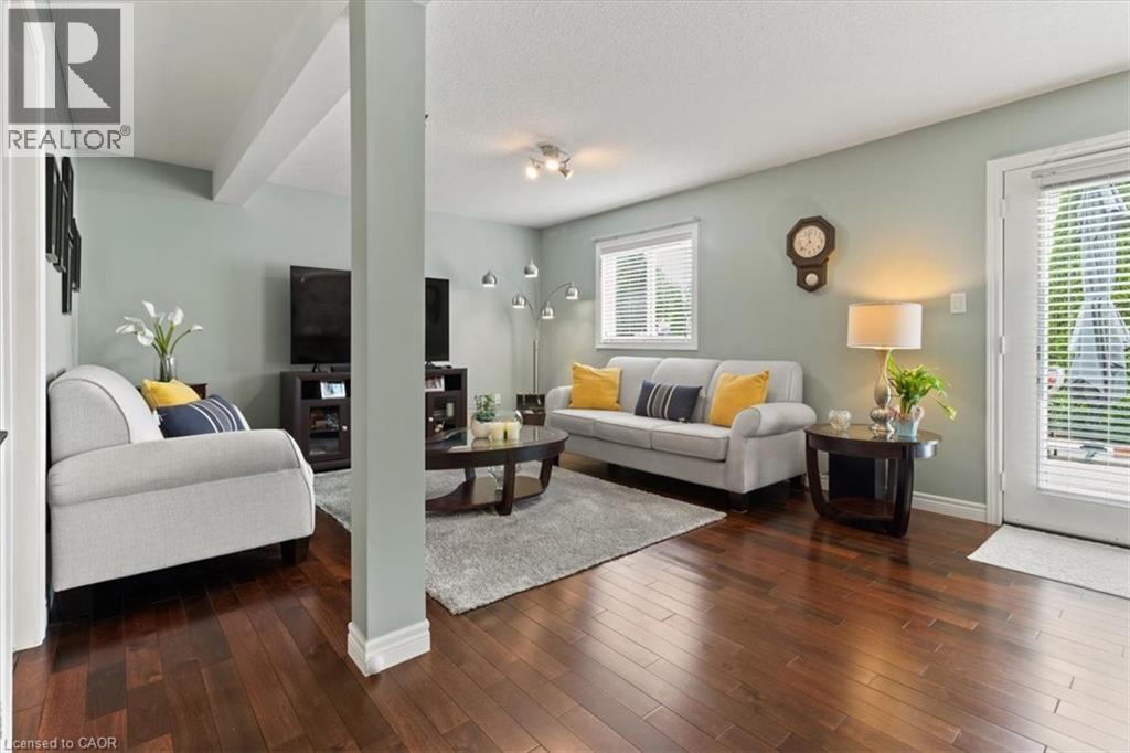 40 Bridgette Drive, Hamilton, ON - Indoor Photo Showing Living Room