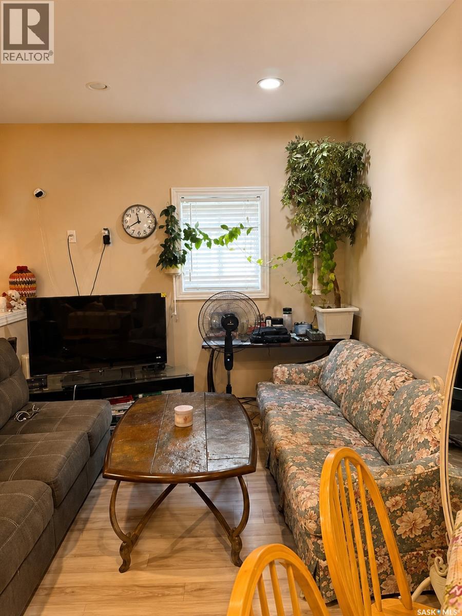 229 S Avenue N, Saskatoon, SK - Indoor Photo Showing Living Room