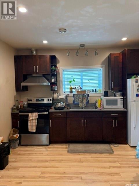 229 S Avenue N, Saskatoon, SK - Indoor Photo Showing Kitchen