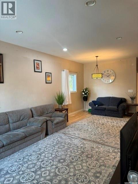 229 S Avenue N, Saskatoon, SK - Indoor Photo Showing Living Room