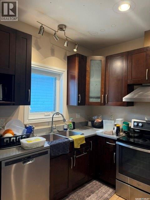 229 S Avenue N, Saskatoon, SK - Indoor Photo Showing Kitchen With Double Sink