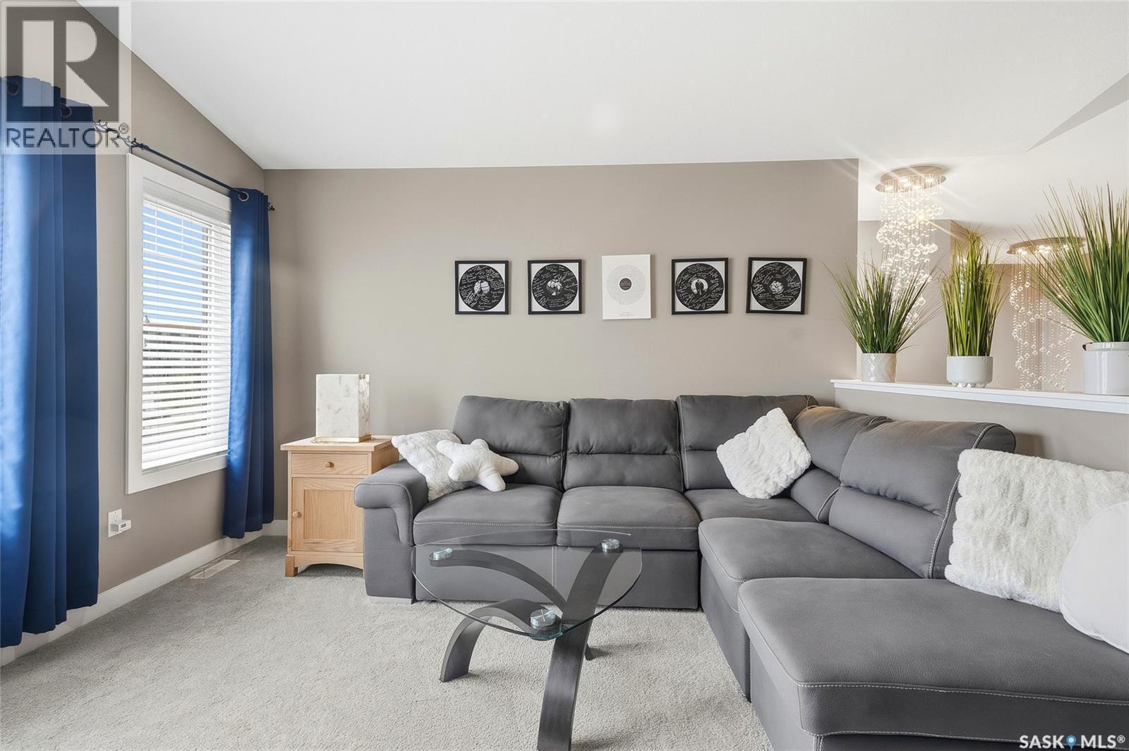 419 Kensington Boulevard, Saskatoon, SK - Indoor Photo Showing Living Room
