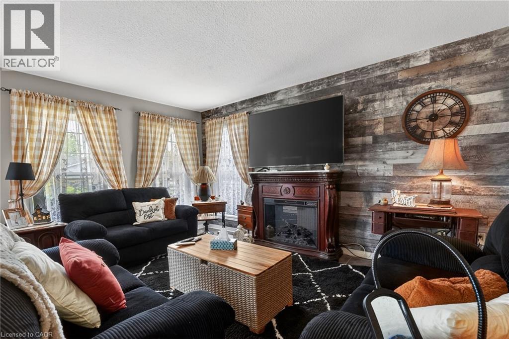 11 Rochelle Crescent, Ridgeway, ON - Indoor Photo Showing Living Room With Fireplace
