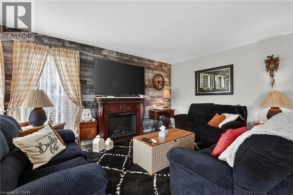 11 Rochelle Crescent, Ridgeway, ON - Indoor Photo Showing Living Room With Fireplace