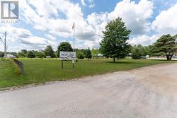 Walking distance to the community centre - 