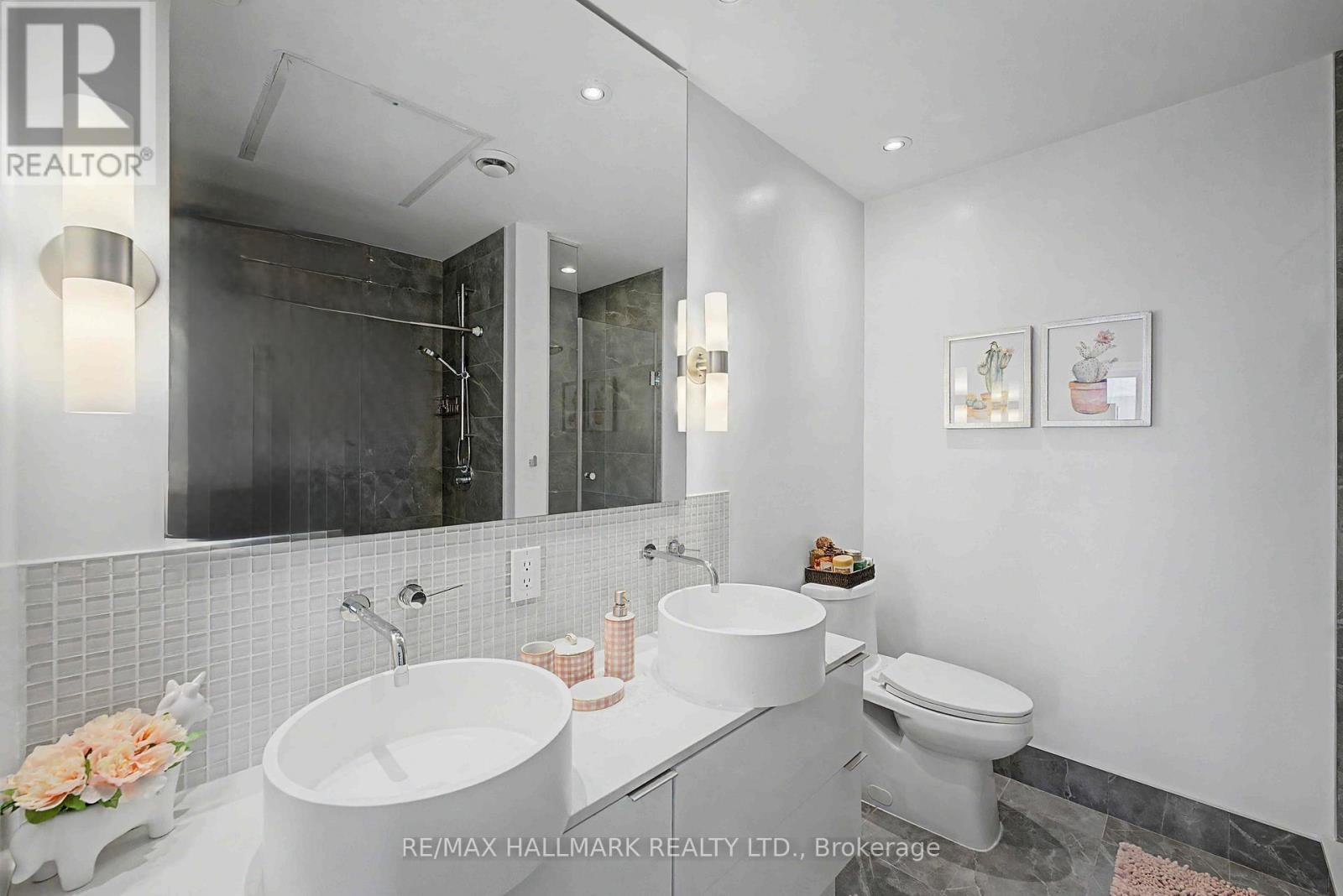 6 PCs Bathroom - Ph2 - 185 Roehampton Avenue, Toronto, ON - Indoor Photo Showing Bathroom