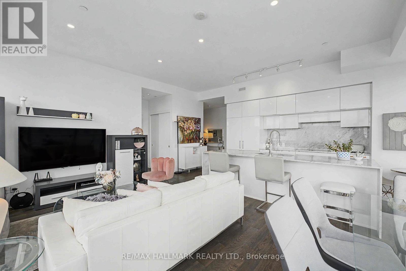 living room - Ph2 - 185 Roehampton Avenue, Toronto, ON - Indoor Photo Showing Living Room