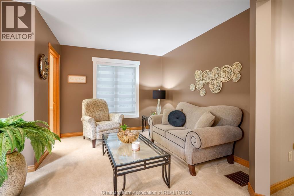 22780 Creek Road, Chatham, ON - Indoor Photo Showing Living Room