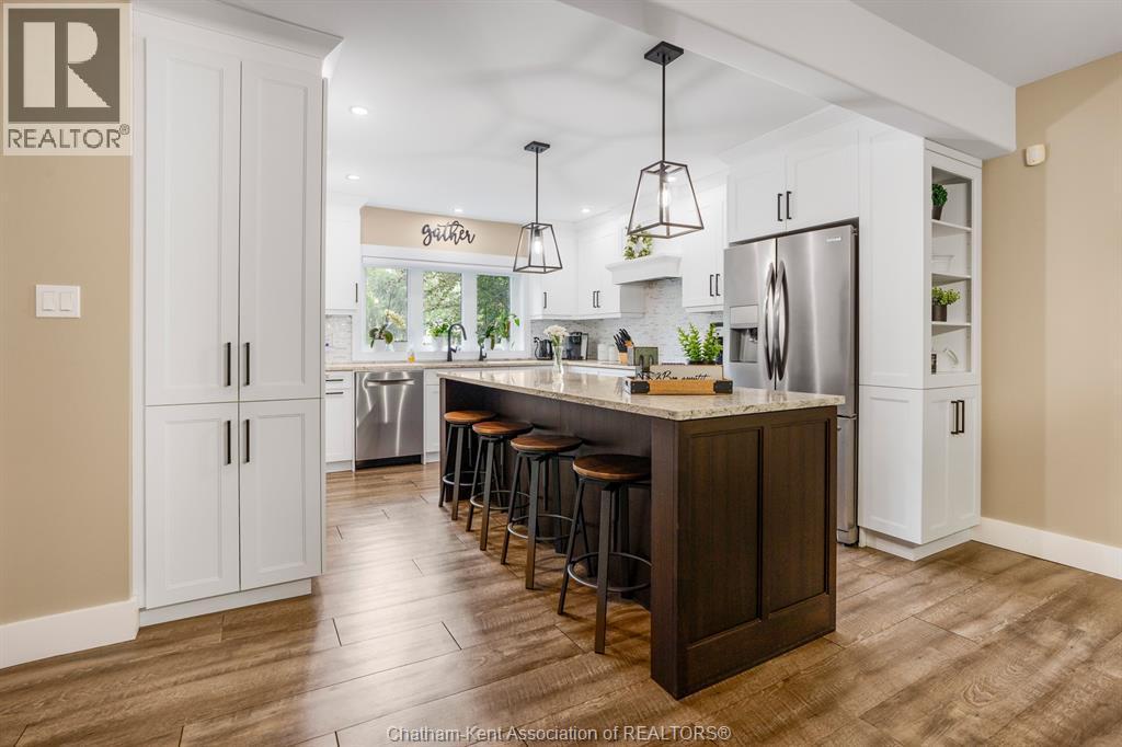 22780 Creek Road, Chatham, ON - Indoor Photo Showing Kitchen With Upgraded Kitchen