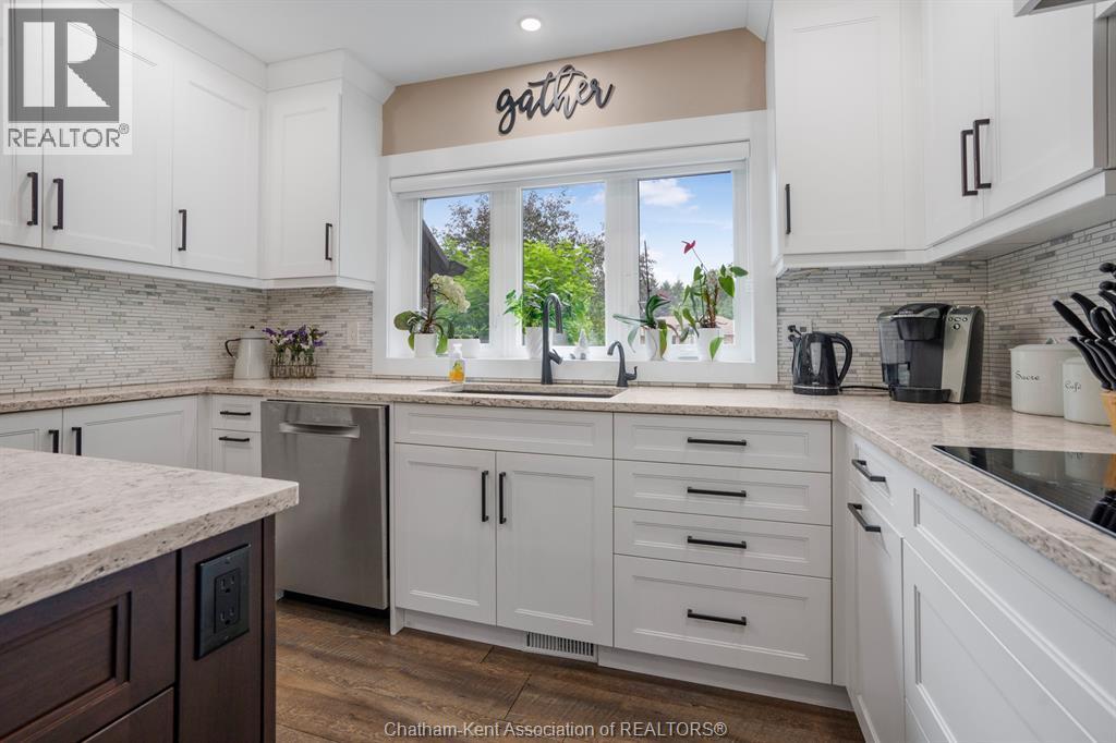 22780 Creek Road, Chatham, ON - Indoor Photo Showing Kitchen With Upgraded Kitchen