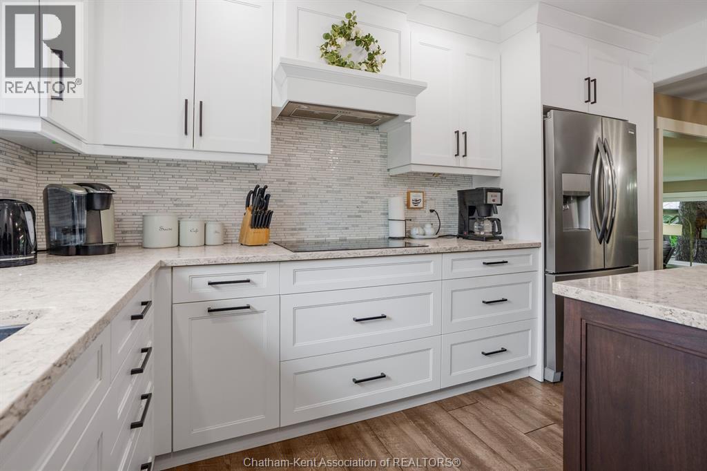 22780 Creek Road, Chatham, ON - Indoor Photo Showing Kitchen With Upgraded Kitchen