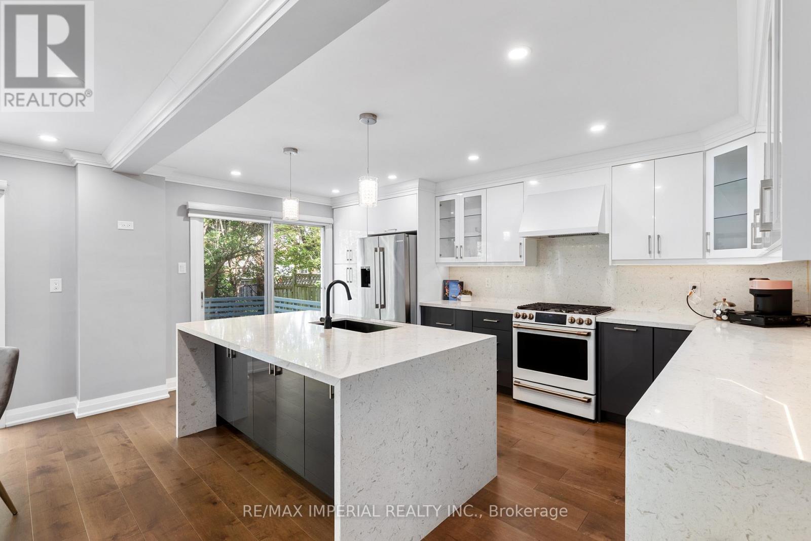 311 Youngstown Avenue, Mississauga, ON - Indoor Photo Showing Kitchen With Upgraded Kitchen