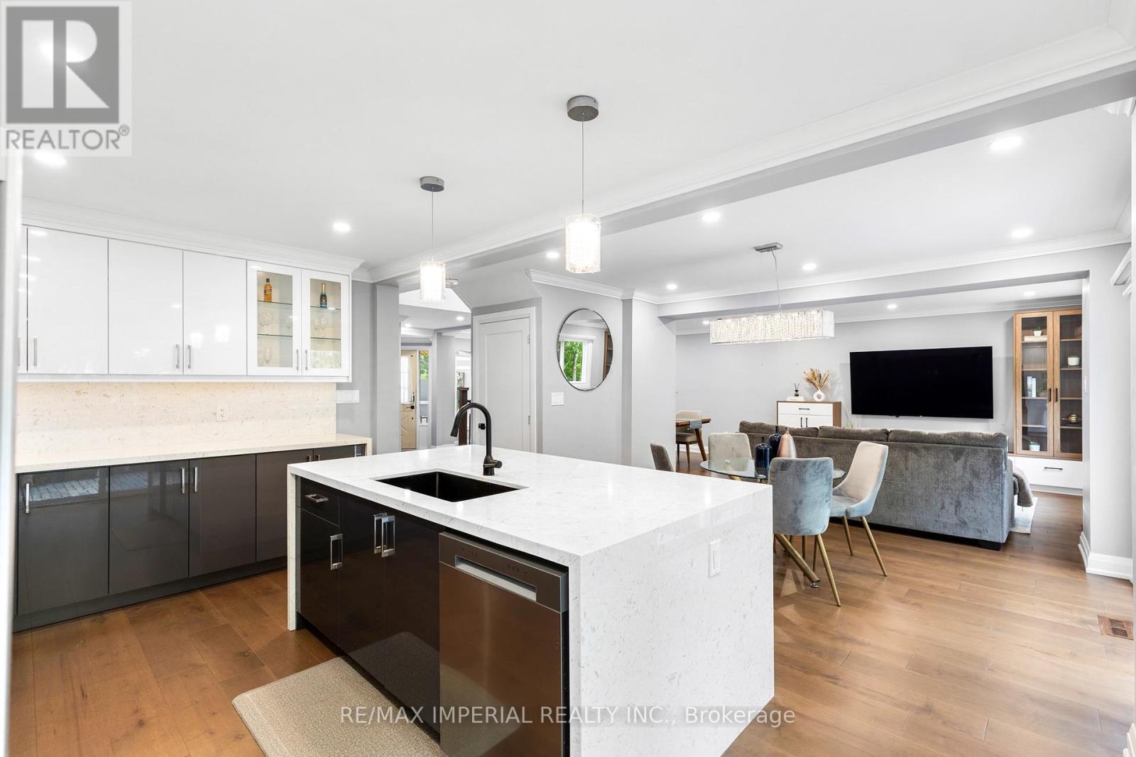 311 Youngstown Avenue, Mississauga, ON - Indoor Photo Showing Kitchen With Upgraded Kitchen